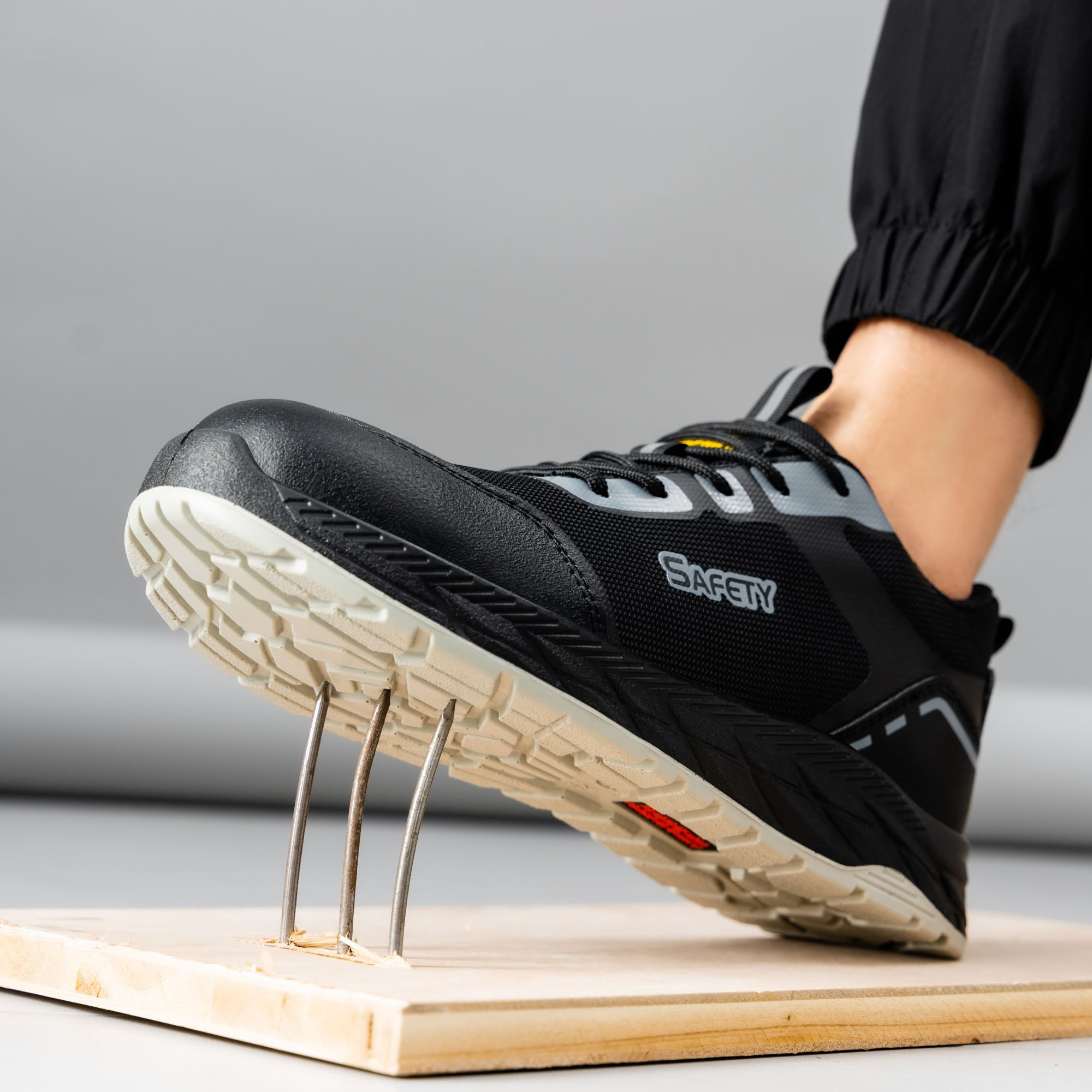 GUYISA Safety Shoes Light Weight Insulation 10kv Standard Plastic Toe Puncture Sole Sneakers Safety Shoes